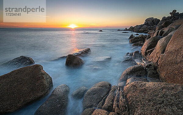 Sonnenuntergang von der felsigen Küste in Couso  La Coruna  Galicien  Spanien  Europa
