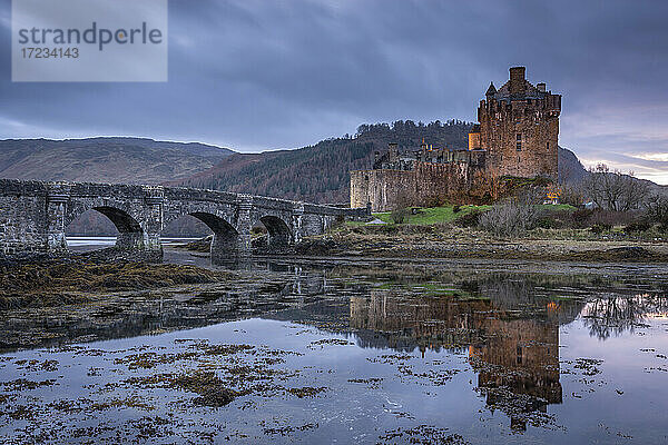Eilean Donan Castle am Loch Duich in den schottischen Highlands  Schottland  Vereinigtes Königreich  Europa