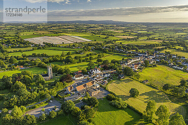 Blick aus der Luft auf das ländliche Dorf Morchard Bishop im Sommer  Devon  England  Vereinigtes Königreich  Europa