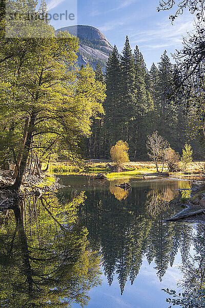 Herbstliche Reflexionen auf dem Fluss Merced im Yosemite Valley  Yosemite National Park  UNESCO Weltkulturerbe  Kalifornien  Vereinigte Staaten von Amerika  Nord Amerika