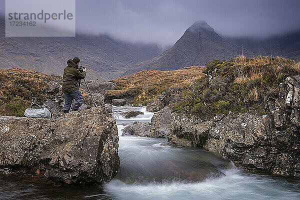 Männlicher Fotograf bei den Fairy Pools auf der Isle of Skye  Innere Hebriden  Schottland  Vereinigtes Königreich  Europa