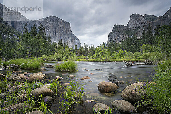 Der Merced River bei Valley View im Frühling  Yosemite National Park  UNESCO Weltkulturerbe  Kalifornien  Vereinigte Staaten von Amerika  Nordamerika