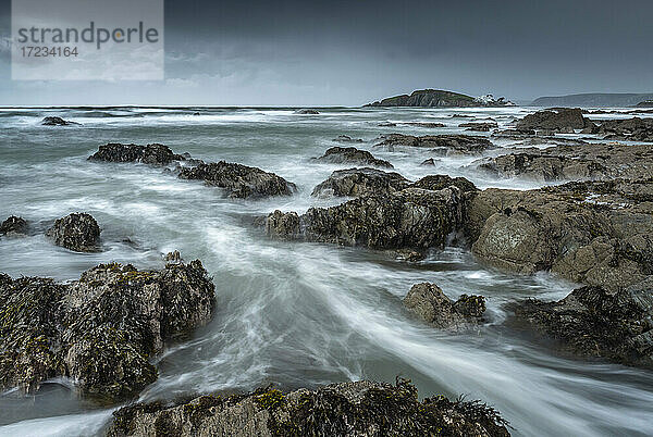 Stürmische Bedingungen an der felsigen Küste von Bantham  Blick auf Burgh Island  Devon  England  Vereinigtes Königreich  Europa