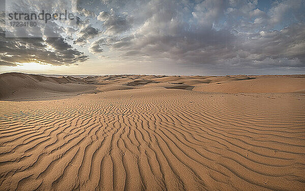Sanddünen bei Sonnenuntergang in der Wahiba Sands Wüste mit Wolken am Himmel  Oman  Naher Osten
