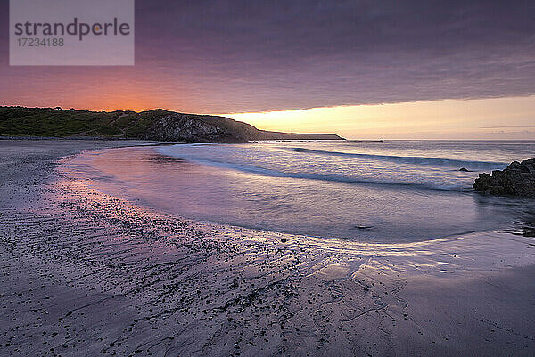 Sonnenaufgang über Kennack Sands auf dem Lizard  Cornwall  England  Vereinigtes Königreich  Europa