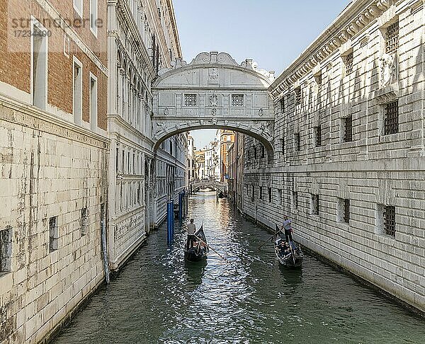 Seufzerbrücke  venezianische Gondeln fahren in Kanal Rio di Palazzo  Venedig  Venetien  Italien  Europa
