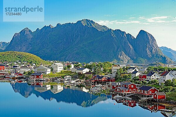 Ortsansicht  Reinefjord mit Bergen und roten Holzhäusern  Reine  Moskenesöy  Lofoten  Nordland  Norwegen  Europa