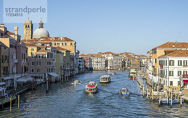 Boote auf dem Canal Grande  links Kirche Chiesa di San Geremia  Venedig  Venetien  Italien  Europa