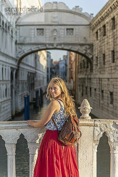 Junge Frau mit rotem Rock  Touristin vor der Seufzerbrücke  Venedig  Venetien  Italien  Europa