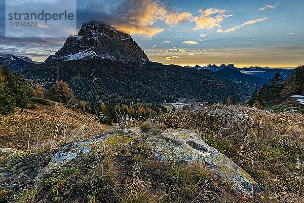 Gipfel des Monte Pelmo bei Sonnenaufgang mit herbstlicher Landschaft  Colle Santa Lucia  Val Fiorentina  Dolomiten Italien