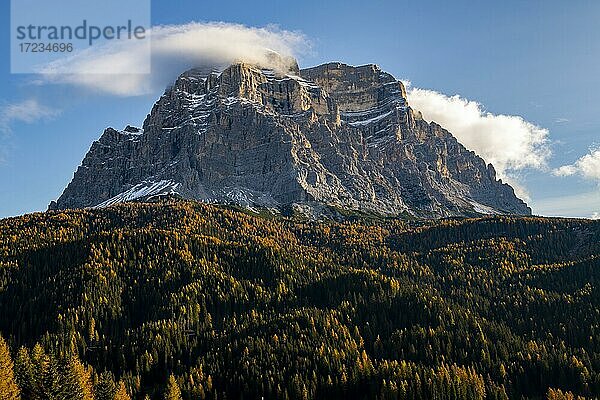 Gipfel des Monte Pelmo bei Sonnenaufgang mit herbstlicher Landschaft  Colle Santa Lucia  Val Fiorentina  Dolomiten Italien