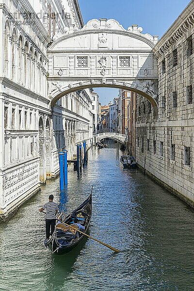 Dogenpalast und Seufzerbrücke  venezianische Gondel fährt in Kanal Rio di Palazzo  Venedig  Venetien  Italien  Europa