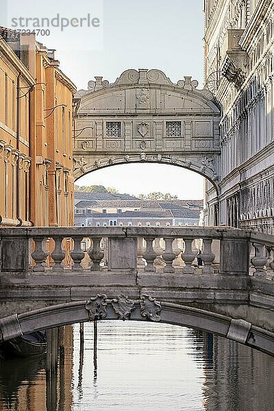 Brücke über dem Rio di Palazzo  hinten Seufzerbrücke  Venedig  Venetien  Italien  Europa