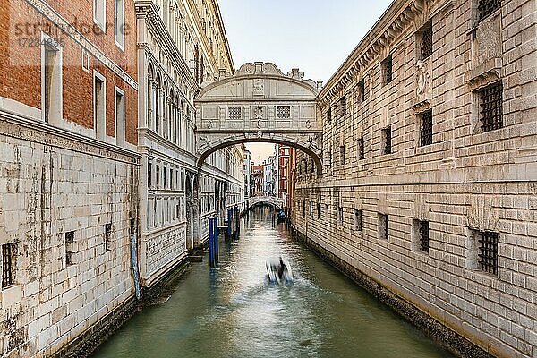 Seufzerbrücke  Boot fährt in Kanal Rio di Palazzo  Venedig  Venetien  Italien  Europa