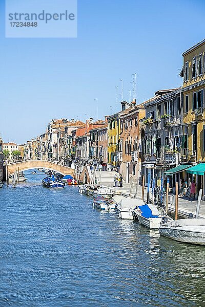 Boote auf einem Kanal  Bunte Häuser in Venedig  Venetien  Italien  Europa