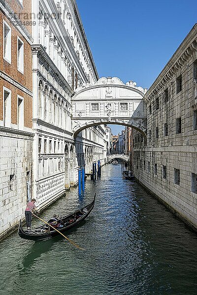 Seufzerbrücke  Gondel fährt in Kanal Rio di Palazzo  Venedig  Venetien  Italien  Europa