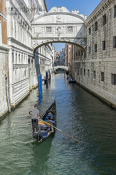 Seufzerbrücke  venezianische Gondel fährt in Kanal Rio di Palazzo  Venedig  Venetien  Italien  Europa