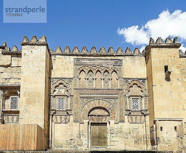 Fassade der Mezquita de Cordoba  EIngangstüre mit maurischen Ornamenten  Mezquita-Catedral de Córdoba oder Kathedrale der Empfängnis unserer Lieben Frau  Córdoba  Provinz Cordoba  Andalusien  Spanien  Europa