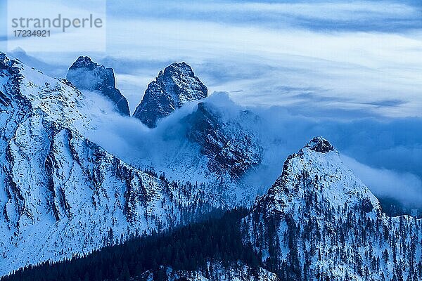 Schneebedeckte Berggipfel der Bosconero Gruppe zur blauen Stunde  Forno  Val di Zoldo  Dolomiten  Venetien  Italien  Europa