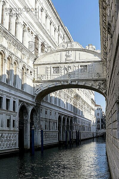 Dogenpalast und Seufzerbrücke  Kanal  Venedig  Venetien  Italien  Europa