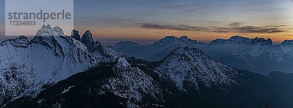 Schneebedeckte Berggipfel der Bosconero Gruppe bei Sonnenuntergang  Forno  Val di Zoldo  Dolomiten  Venetien  Italien  Europa