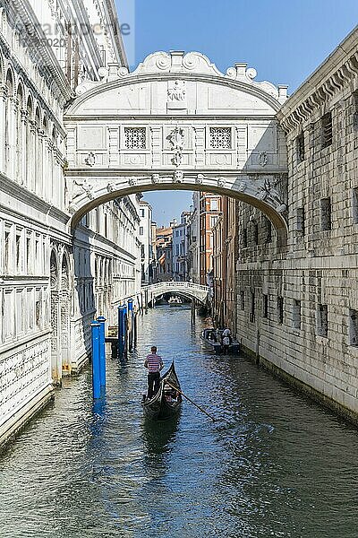 Dogenpalast und Seufzerbrücke  venezianische Gondel fährt in Kanal Rio di Palazzo  Venedig  Venetien  Italien  Europa