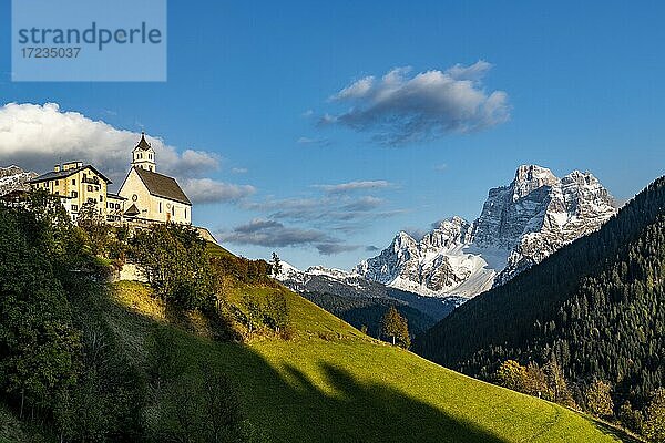 Kirche von Colle Santa Lucia mit Gipfel des Monte Pelmo im Hintergrund  Colle Santa Lucia  Val Fiorentina  Dolomiten Italien