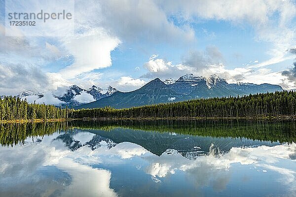Herbert Lake  Berge der Bow Range spiegeln sich im See  Banff National Park  kanadische Rocky Mountains  Alberta  Kanada  Nordamerika