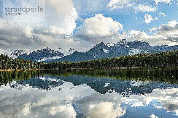Herbert Lake  Berge der Bow Range spiegeln sich im See  Banff National Park  kanadische Rocky Mountains  Alberta  Kanada  Nordamerika