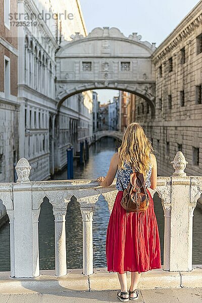 Junge Frau mit rotem Rock  Touristin mit Blick zur Seufzerbrücke  Venedig  Venetien  Italien  Europa