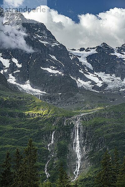 Wasserfall der Tschingel-Lütschine  Lauterbrunnen  Berner Alpen  Berner Oberland  Schweiz  Europa
