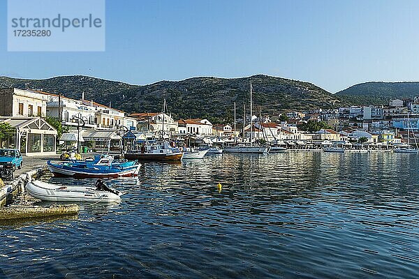 Ortsansicht mit Hafen  Phytagoteio  Samos  Griechenland  Europa