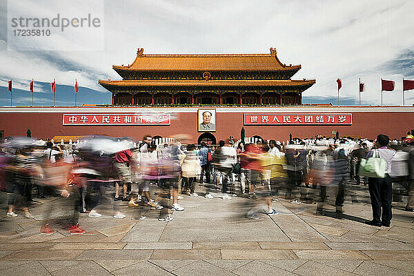Unscharfe Ansicht von Menschen auf dem Tiananman-Platz