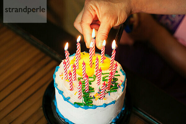 Hand setzen Kerzen in Kuchen