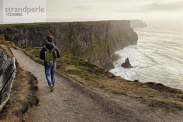 Mid erwachsenen Mann zu Fuß auf den Cliffs of Moher  The Burren  County Clare  Irland