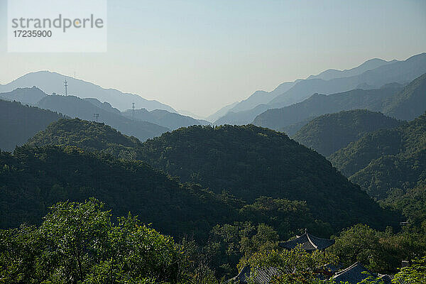 Chinesische Mauer in hügeliger Landschaft