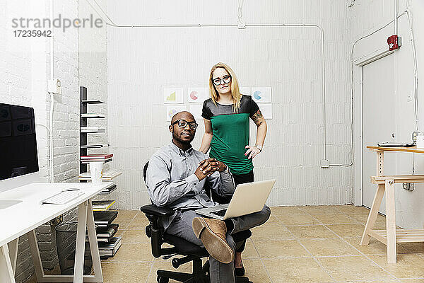 Porträt von jungen Geschäftspartnern im Designbüro