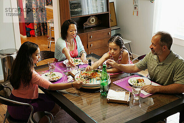 Familie bei einer gemeinsamen Mahlzeit