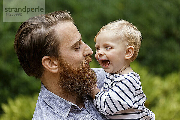 Porträt von Vater und Baby-Mädchen  im Freien  lachend