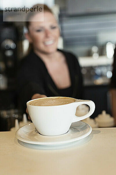 Kaffeehaus-Barista serviert Kaffee