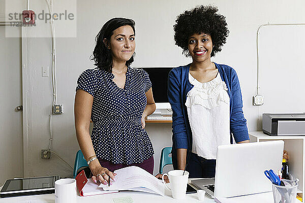 Weibliche Kollegen in Kleinunternehmen  Start-up