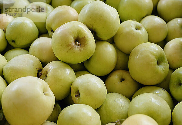 Stapel mit frischen grünen Äpfeln