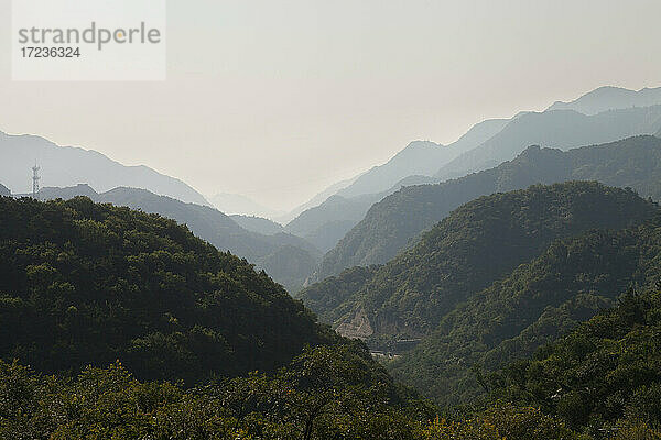 Chinesische Mauer in hügeliger Landschaft