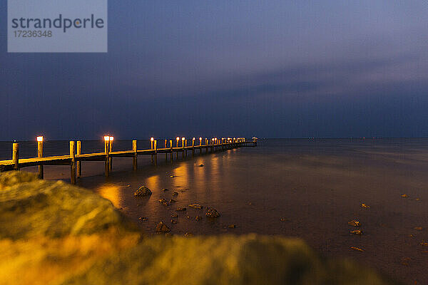 Blick auf Meer und Pier bei Nacht  Kep  Kambodscha