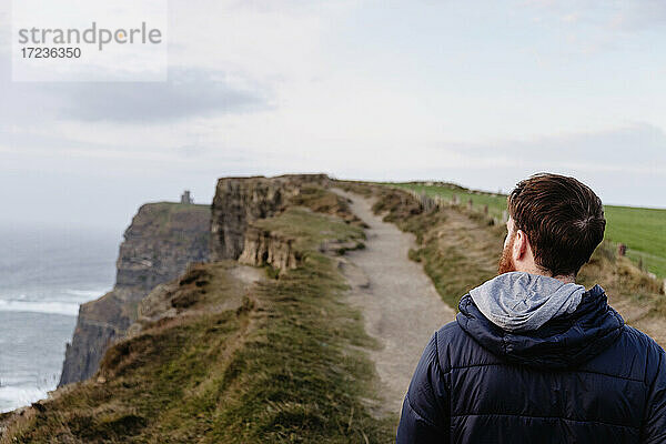 Mittlerer Erwachsener Mann auf den Cliffs of Moher  The Burren  County Clare  Irland