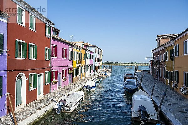 Kanal mit Booten  Bunte Häuser  Farbenprächtige Fassade  Insel Burano  Venedig  Venetien  Italien  Europa