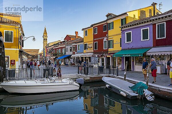 Kanal mit Booten  Bunte Häuser  Farbenprächtige Fassaden  Insel Burano  Venedig  Venetien  Italien  Europa