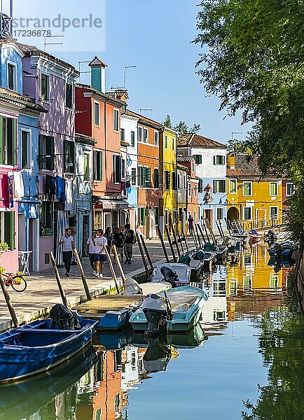 Kanal mit Booten  Bunte Häuser  Farbenprächtige Fassaden  Insel Burano  Venedig  Venetien  Italien  Europa