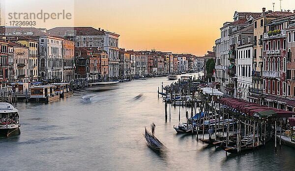 Abendstimmung  Gondeln am Canal Grande an der Rialto Brücke  Venedig  Region Venetien  Italien  Europa