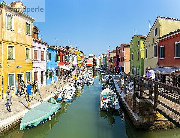 Kanal mit Booten  Bunte Häuser  Farbenprächtige Fassade  Insel Burano  Venedig  Venetien  Italien  Europa